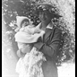 thumbnail Femme avec bébé dans les bras. Est-ce bien de la branche L'hirondel (et non Enault) ?