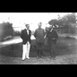 thumbnail L'homme sur banc avec Henri L'hirondel et une autre personne