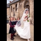 thumbnail Arrivée de Lucie à l'église de Creully avec les demoiselles d'honneur