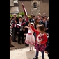 thumbnail Sur le parvis, les drapeaux