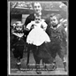 thumbnail Mme Henri L'hirondel avec ses 3 enfants, Jean, Jacques et Geneviève