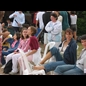 thumbnail Les spectateurs (avec Isabelle en premier plan)