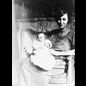 thumbnail Yvonne ENAULT née LECORNU avec bébé
