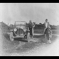 thumbnail Voiture avec Yvonne ENAULT au fond