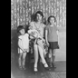 thumbnail Yvonne ENAULT née LECORNU avec Francette, Betza et Claude