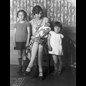 thumbnail Yvonne ENAULT née LECORNU avec Francette, Betza et Claude